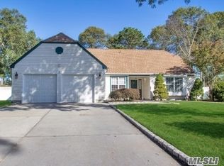 15 Ascot Pl, Coram, NY 11727