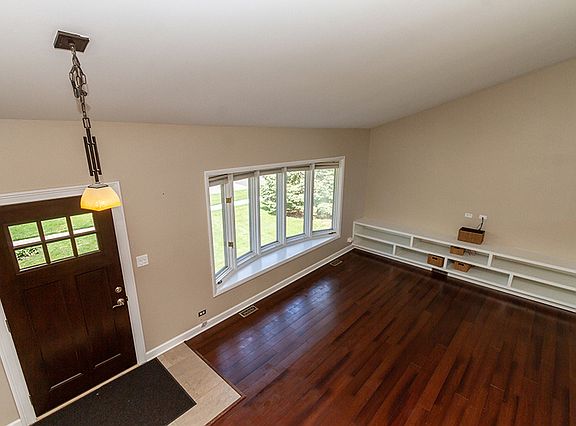 5th image of 327 Hazel Dr
