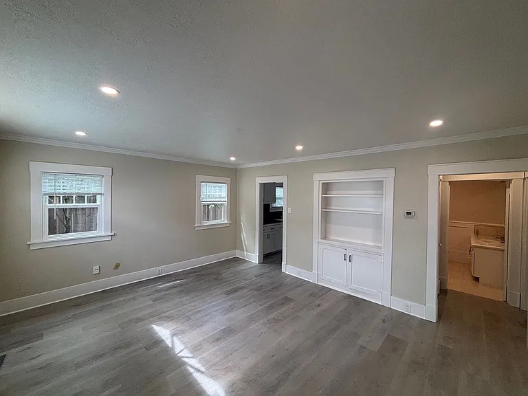 915 Howard St — Photo 4