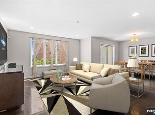 7 Legend Hills Dr, Edgewater, NJ 07020