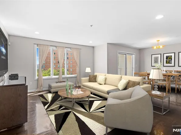 7 Legend Hills Dr, Edgewater, NJ 07020