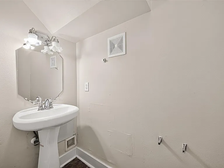 18174 Woodsdale Ct — Photo 15