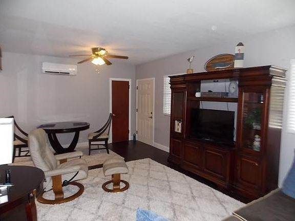 4th image of 890 Valley Dr
