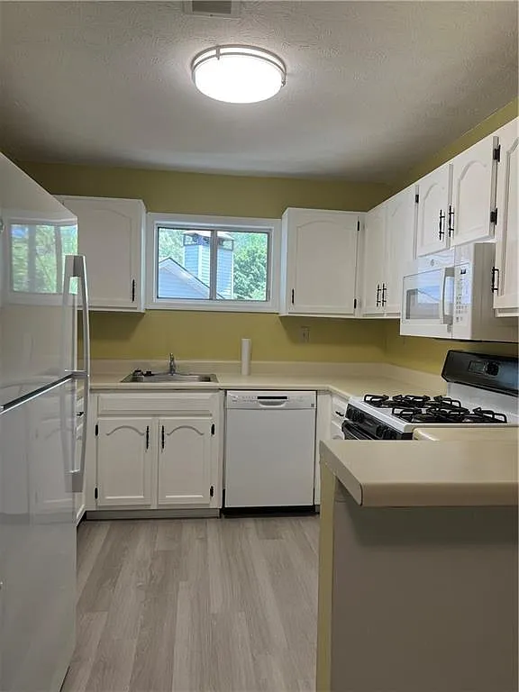 2 bed, 2.0 bath, 1166 sqft, $1,600 — Photo 2