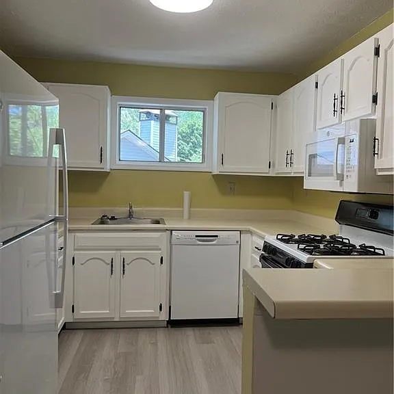 1648 Raleigh Cir SE — Photo 2