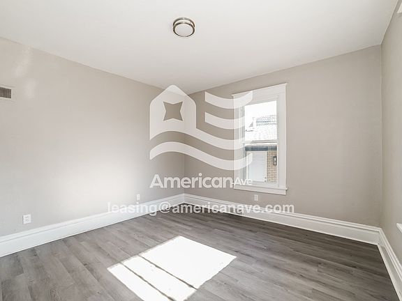 1789187_002_wm_-_living_room_13429134.jpg