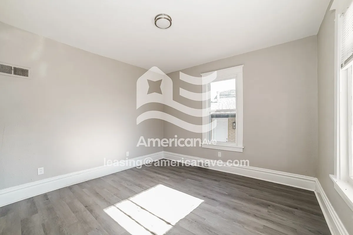 1789187_002_wm_-_living_room_13429134.jpg - 1925 W Laura Ave
