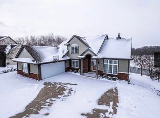 1040 Riverknoll Cir, Oconomowoc, WI 53066