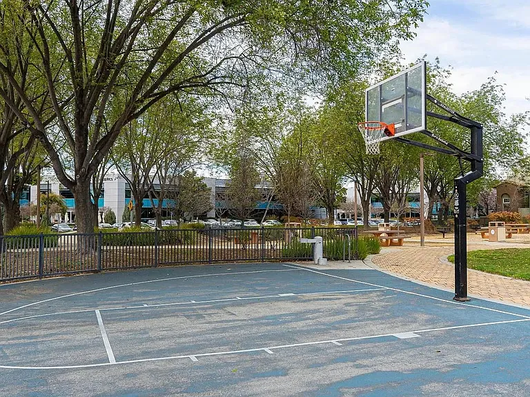 Gran Paradiso Park Basketball Court