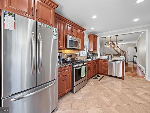2nd image of 4816 Garden St