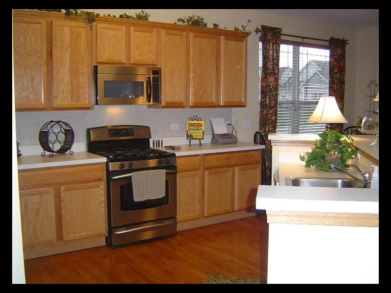 1628 Devonshire Ln — Photo 2