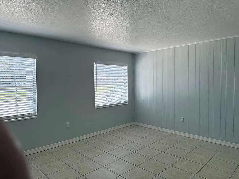 Manatee Bay Apartments — Photo 31