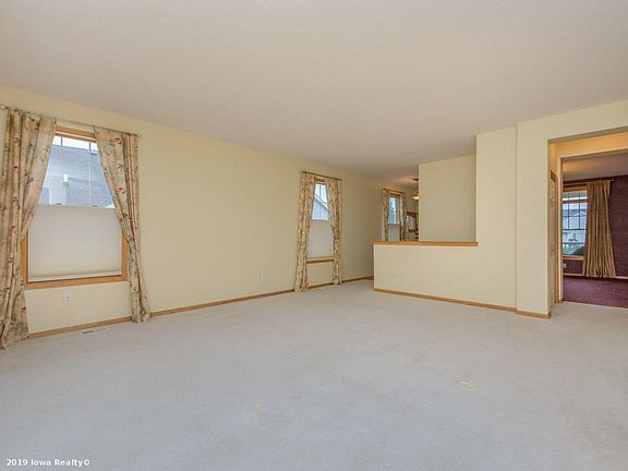 4th image of 803 NE Rosewood Ln