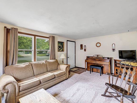 4th image of 852 Edgewood Dr
