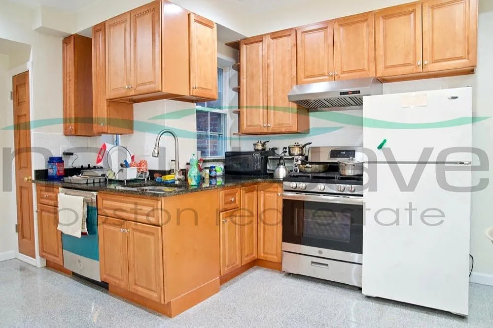 3 bed, 1000 sqft, $4,900 — Photo 3