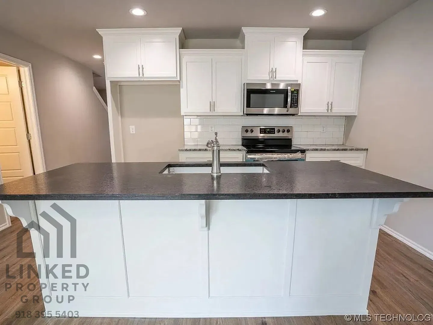 Duplex @ W 2nd — Photo 3