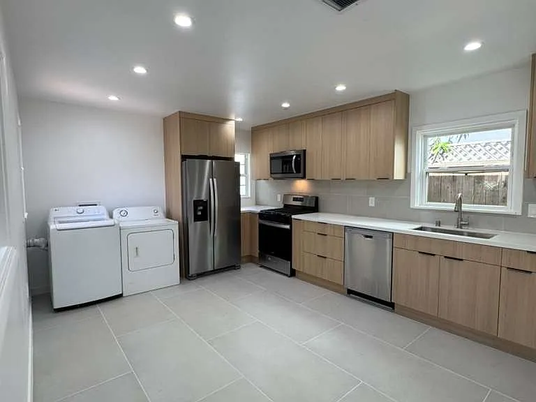812 N Curson Ave — Photo 4
