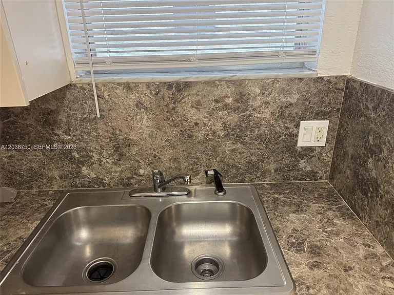 4235 N University Dr #202 — Photo 9