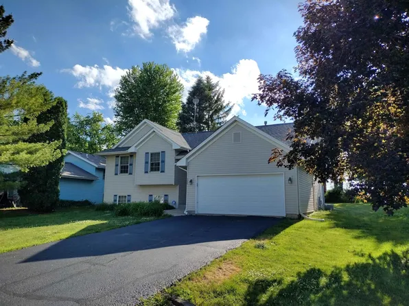 152 Columbia St NW, Poplar Grove, IL 61065