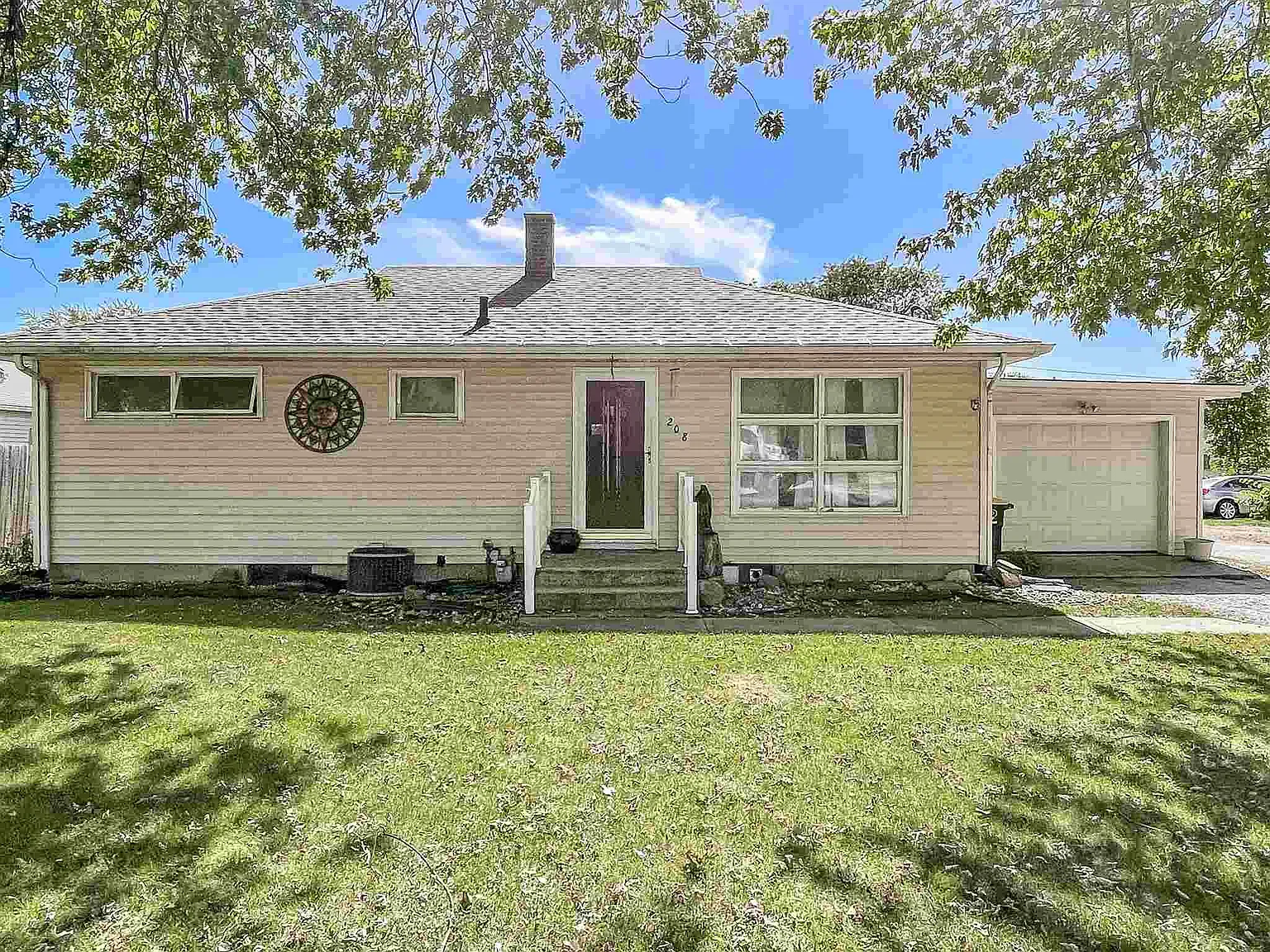 208 E North St photo 1