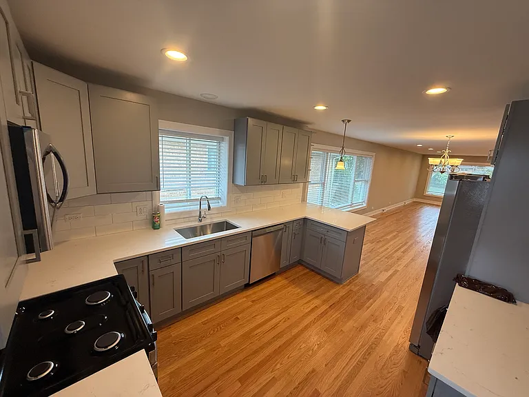 4521 N Plainfield Ave — Photo 8