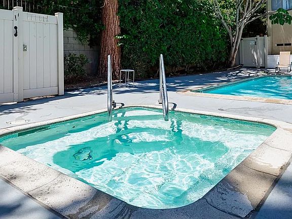 4th image of 11138 Aqua Vista St #67
