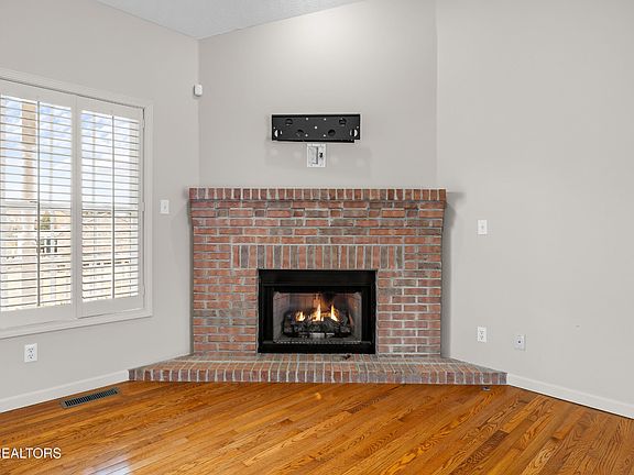 5th image of 405 Amberland Ln