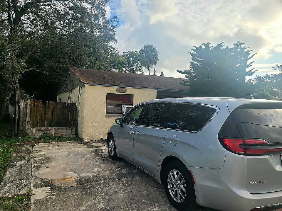 2nd image of 204 W Linebaugh Ave