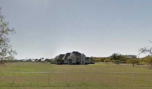2nd image of 801 W Cleburne Rd
