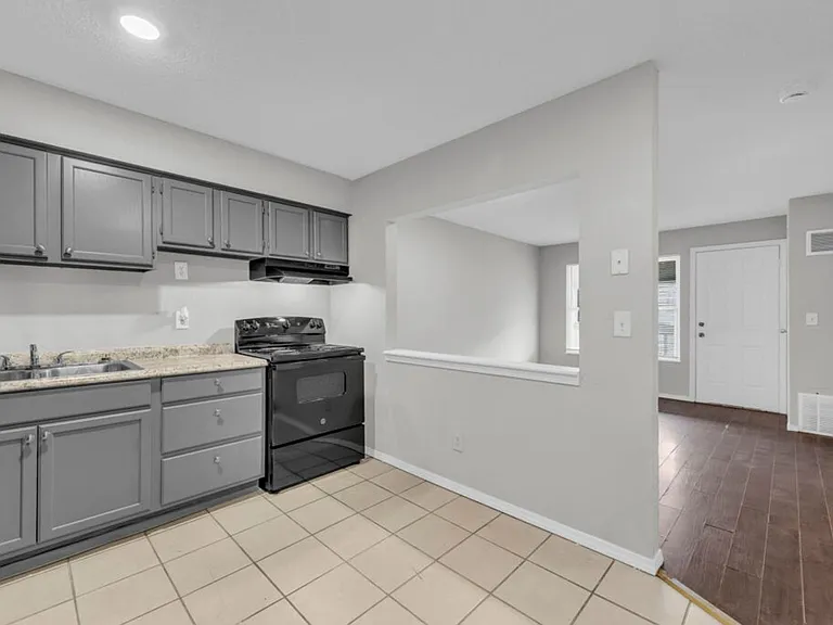 Lakeview Apartments — Photo 16