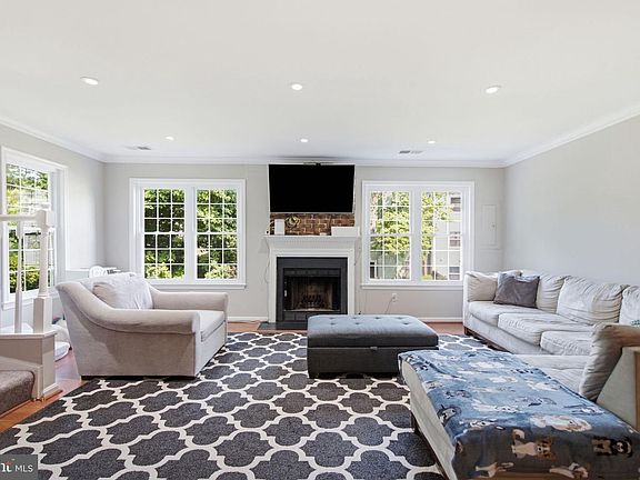 4th image of 104 Barnsfield Ct #225