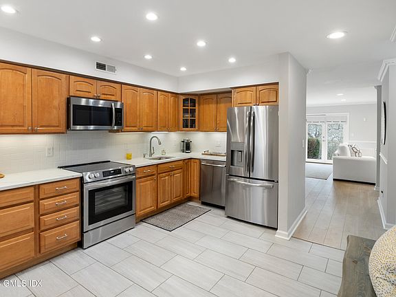 2nd image of 351 Pemberwick Rd APT 505