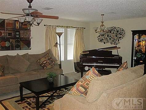 4th image of 936 Medina Dr