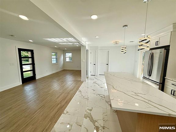 3rd image of 8 Annette Terrace
