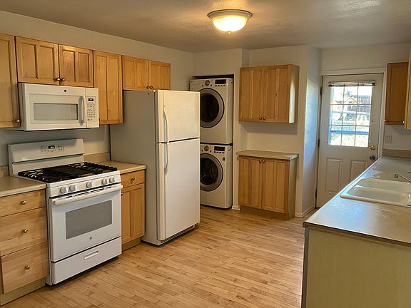 kitchen w/ side-door access