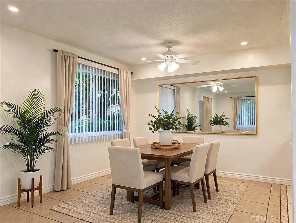 1146 E Lexington Dr — Photo 4
