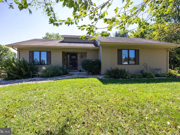 242 Chenoweth Dr, Bunker Hill, WV 25413