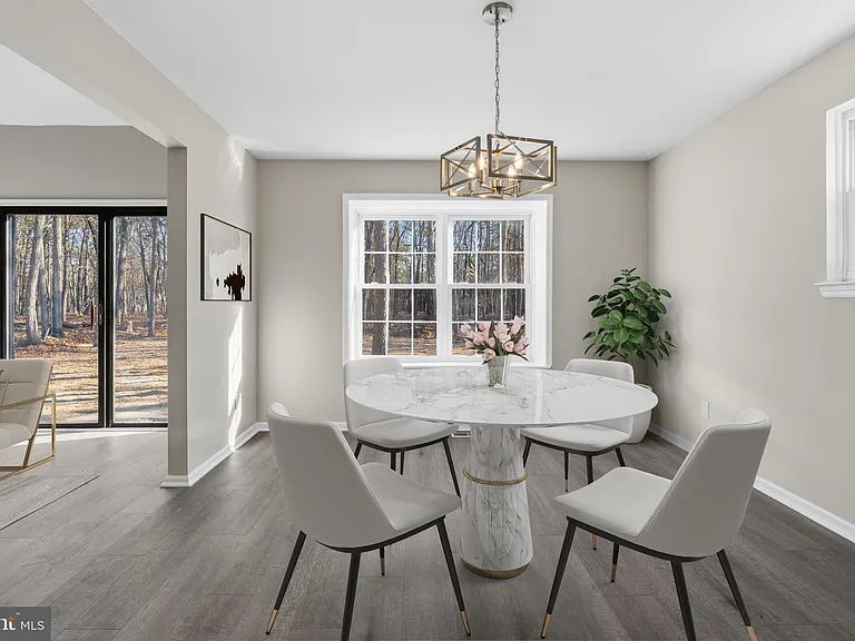 221 Oak Ln — Photo 10