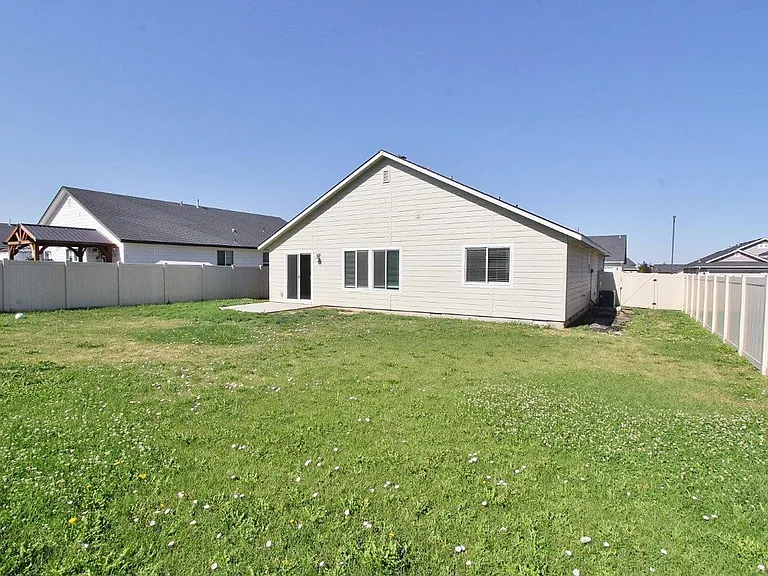 1642 N Pewter Ave — Photo 23