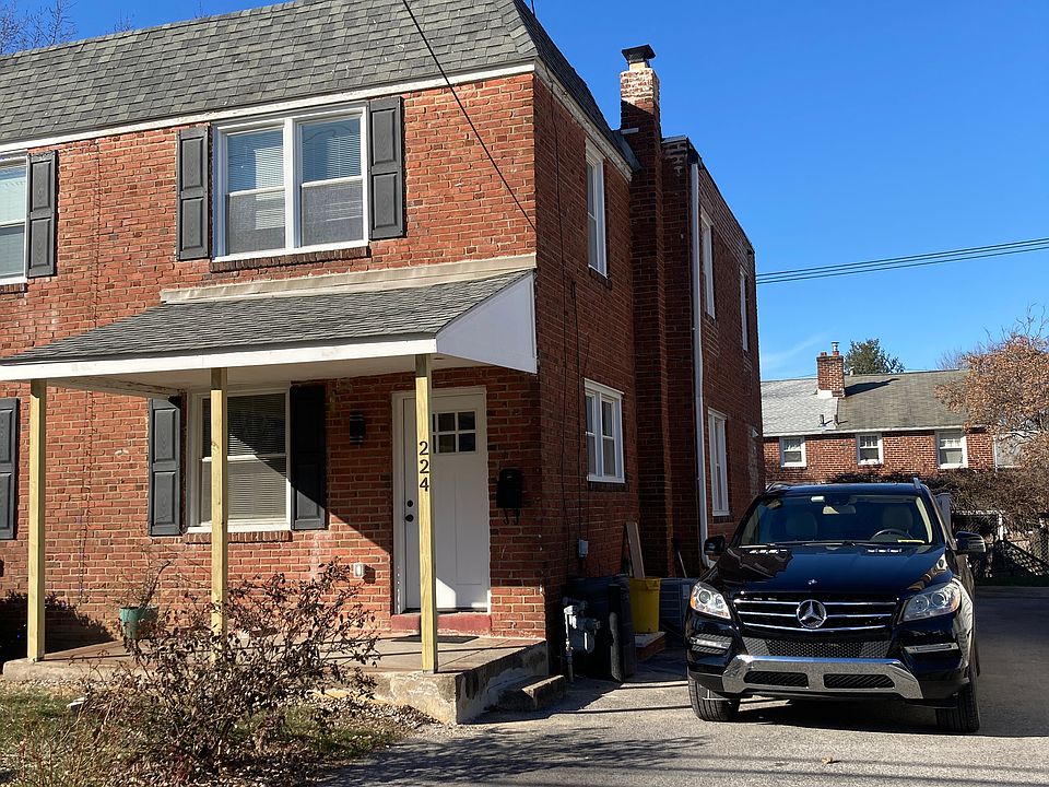 Fully renovated twin house located in quiet street