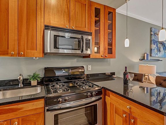 5th image of 2237.5 N Lincoln Ave #3A