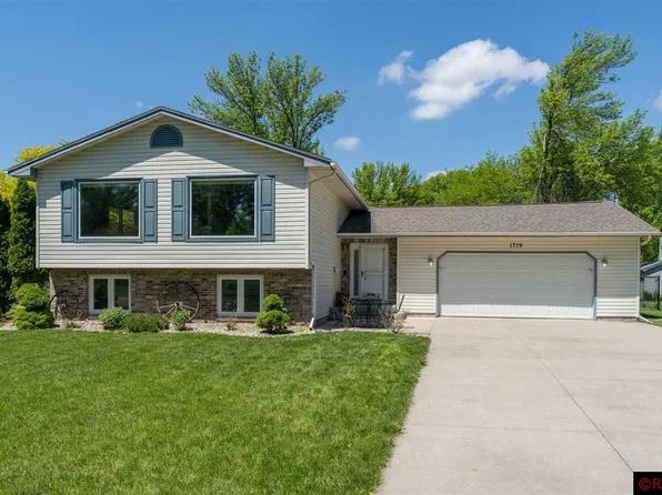1719 Candi Ln, North Mankato, MN 56003