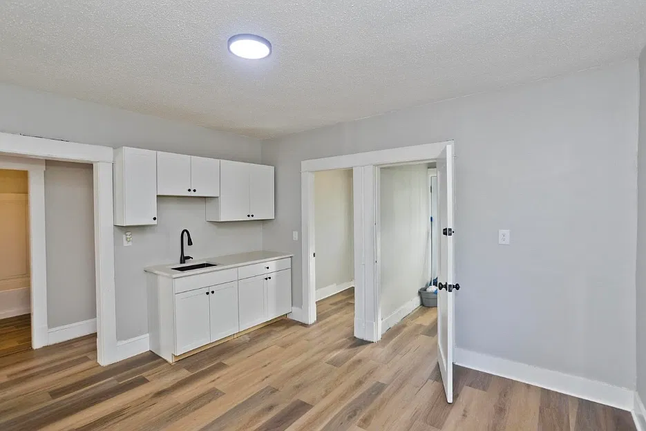 4 bed, $2,400 — Photo 4