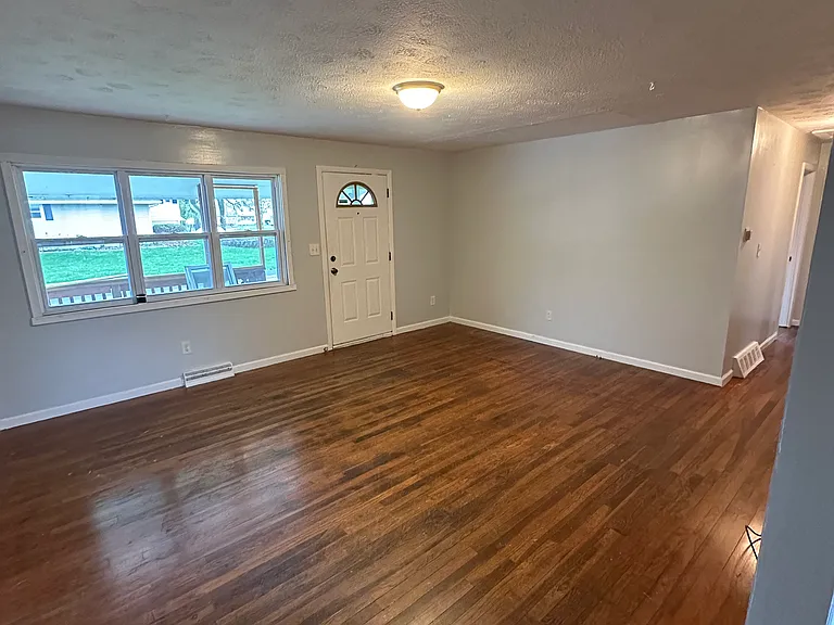 2615 Randall St — Photo 7