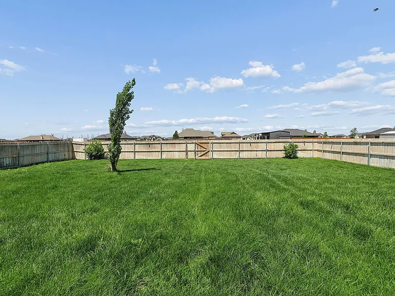 9240 Highland Springs Dr — Photo 40