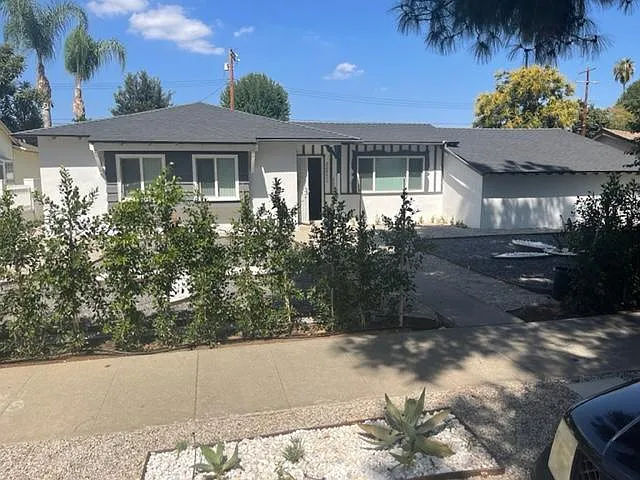 3 bed, 1301 sqft, $3,895 — Photo 1