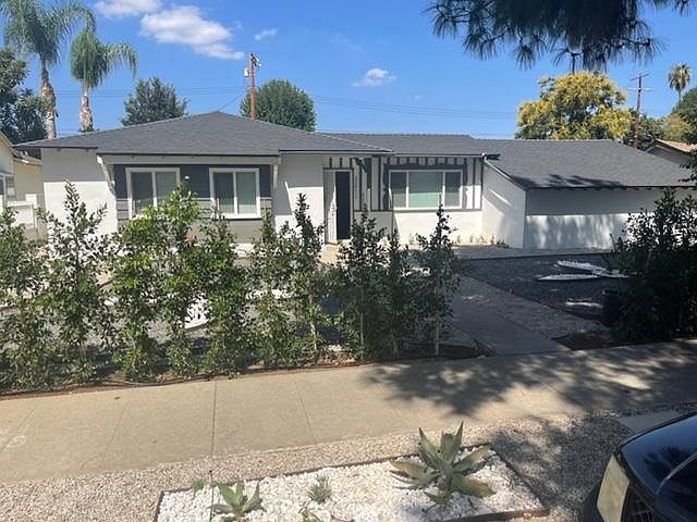 1st image of 22861 Saticoy St