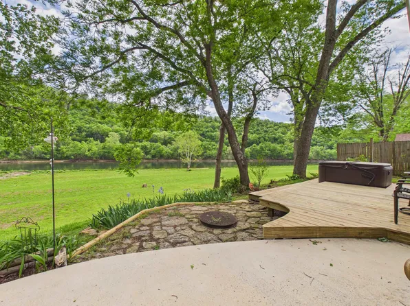 2752 Riverview Dr, Norfork, AR 72658