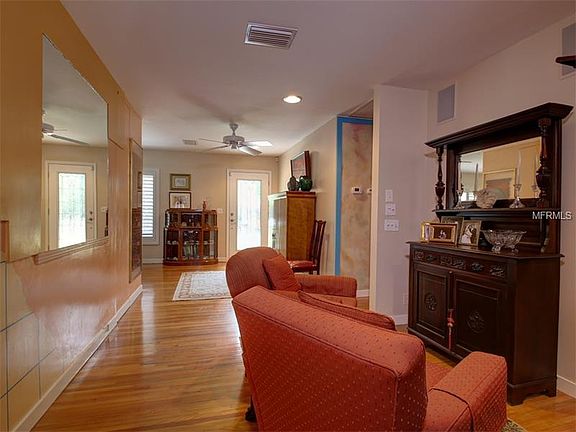 2nd image of 2619 S Hawthorne Cir