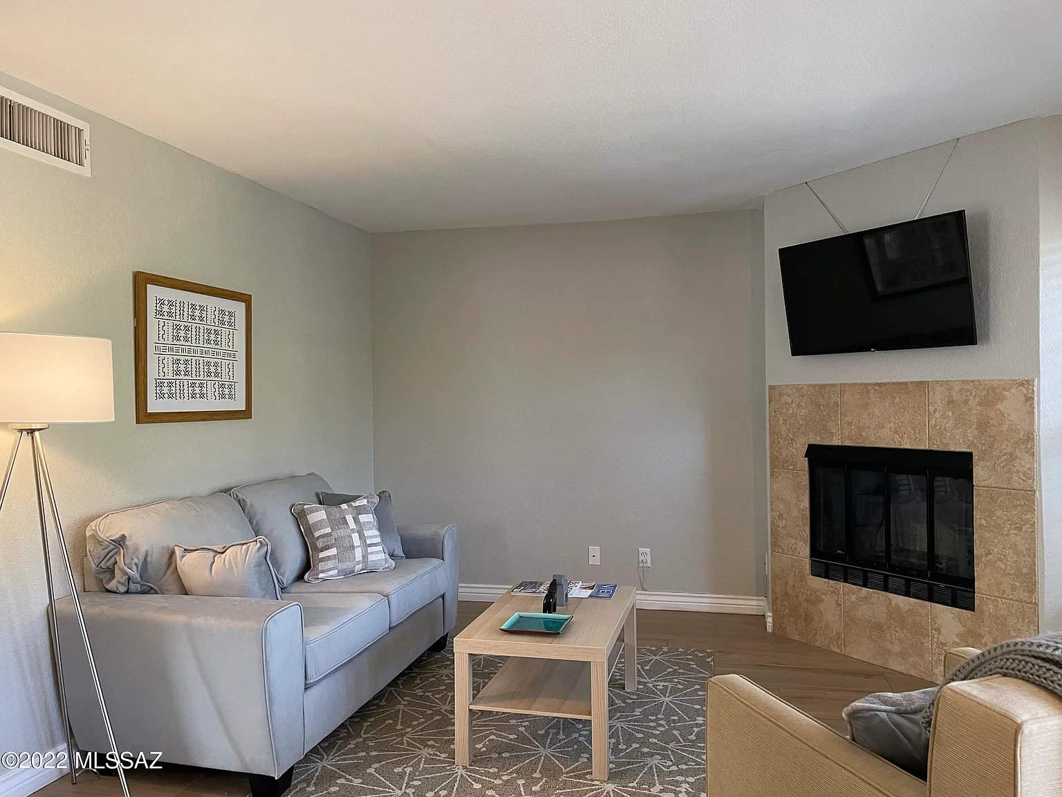 2 bed, 1.0 bath, 945 sqft, $1,800 — Photo 2